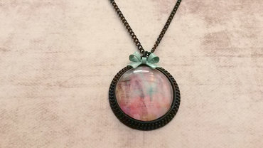 Handgemaakte zwarte ketting met medaillon bedrukt met artistiek zeegroene tinten Handgemaakte zwarte ketting met medaillon bedrukt met artistiek zeegroene tinten