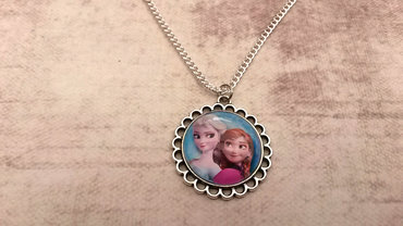 Handgemaakte kindermedaillon met de zusjes Frozen Handgemaakte kindermedaillon met de zusjes Frozen
