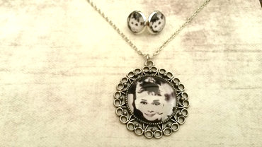 Handgemaakte ketting met Audrey Hepburn zwart wit Handgemaakte ketting met Audrey Hepburn zwart wit