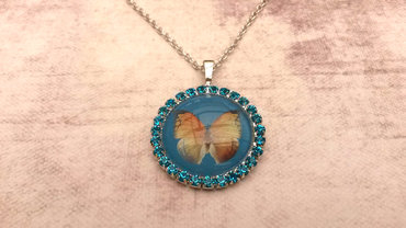 Handgemaakte ketting met blauwe strass en vlinder Handgemaakte ketting met blauwe strass en vlinder