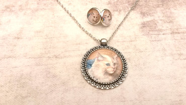 Handgemaakte ketting met witte kat Handgemaakte ketting met witte kat