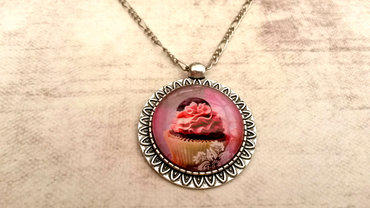 Handgemaakte ketting met roze cupcake Handgemaakte ketting met roze cupcake