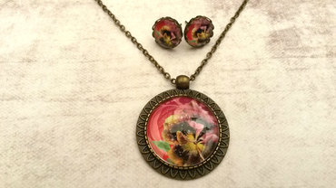 Handgemaakte ketting met rode viooltje brons Handgemaakte ketting met rode viooltje brons