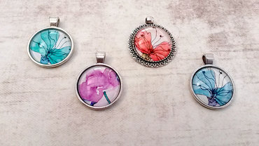 Handgemaakte zilverkleurige ketting met medaillon bloemen Handgemaakte zilverkleurige ketting met medaillon bloemen